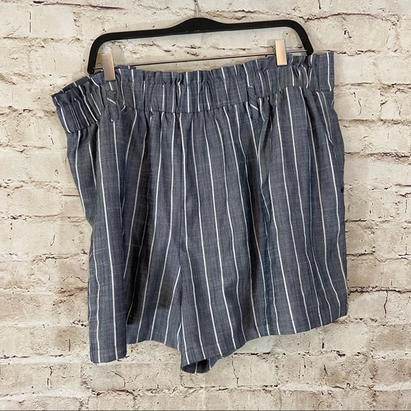 Forever21 plus size navy white striped shorts 2X - Picture 2 of 6